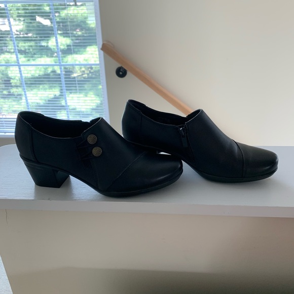 Clarks brand black shoe. - Picture 2 of 9